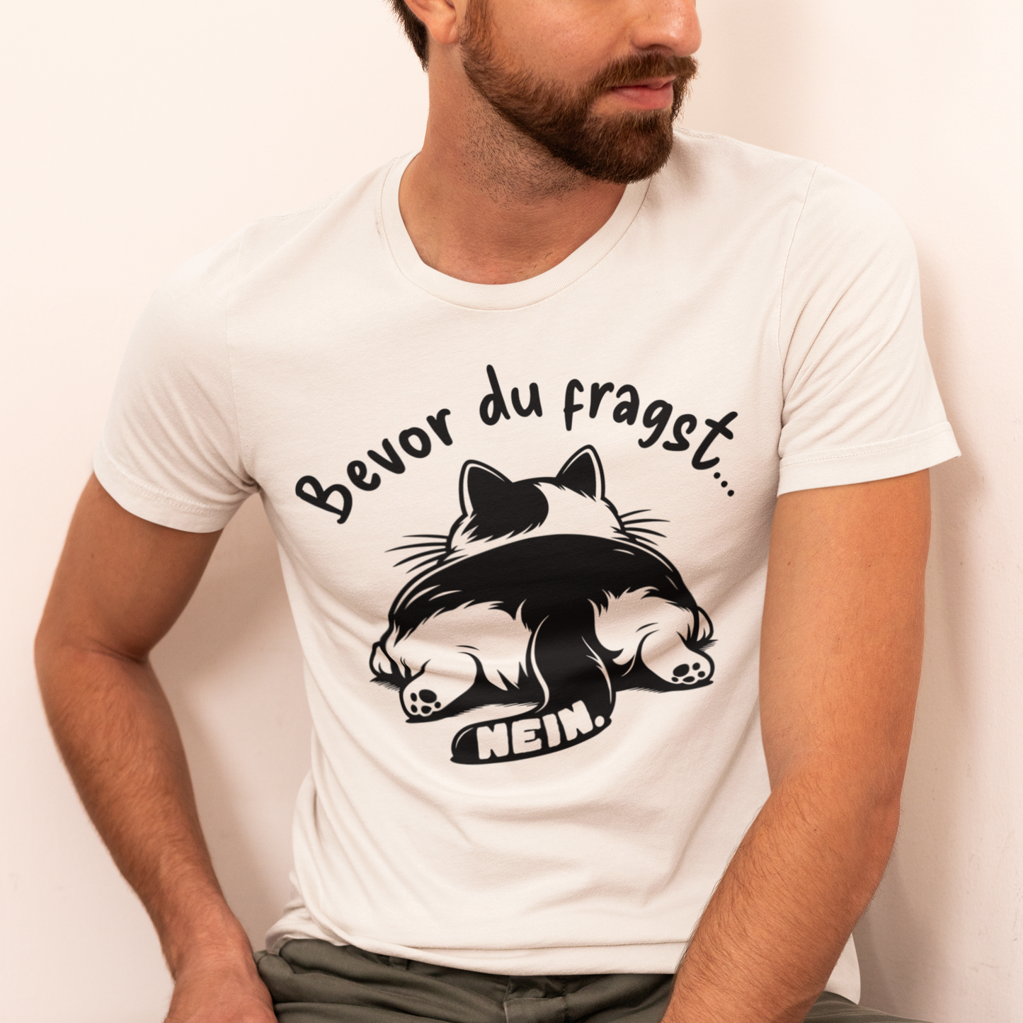 Herren T-Shirt - Genervte Katze – Bevor du fragst... Nein!