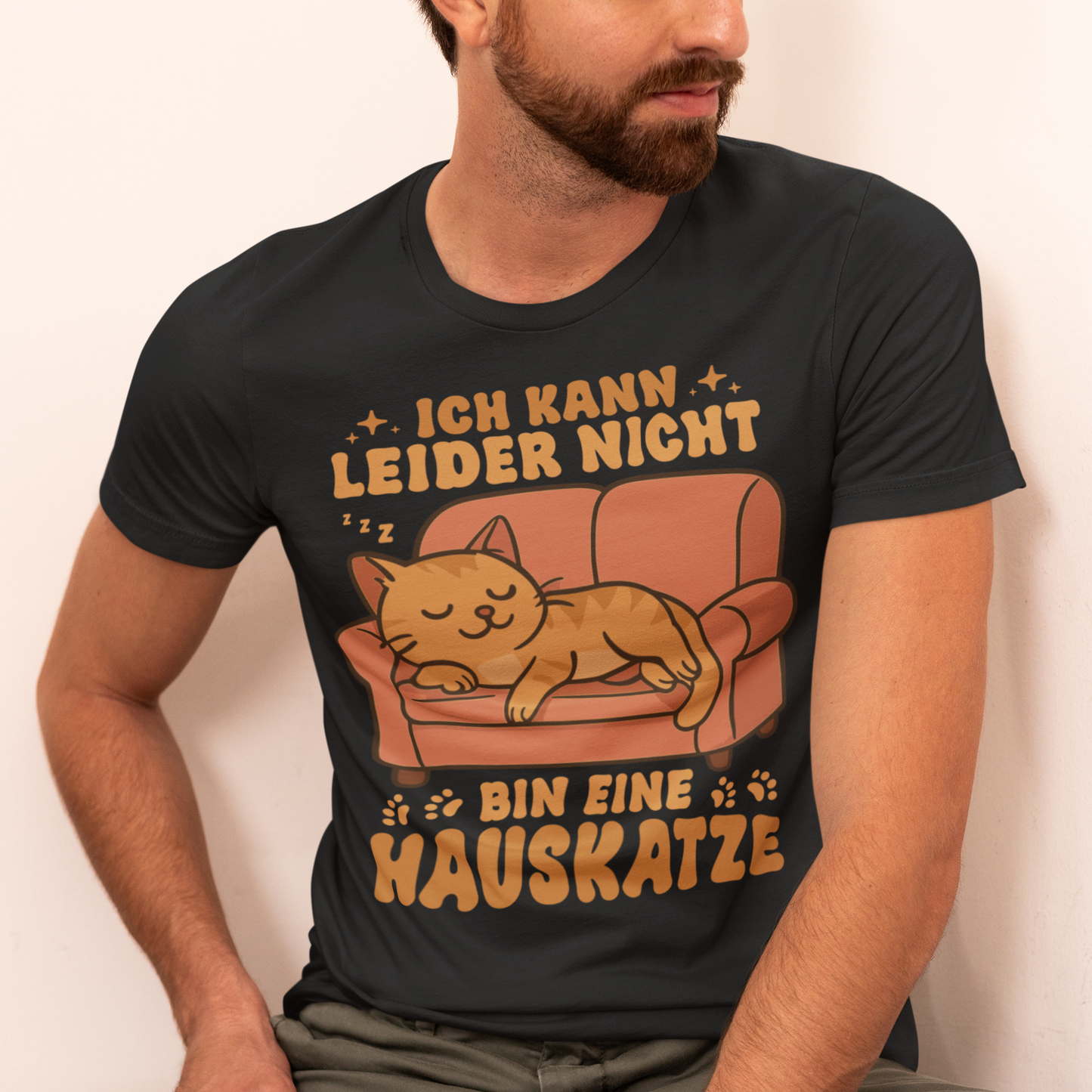 Herren T-Shirt - Hauskatze Sofa – „Ich kann leider nicht, bin eine Hauskatze“