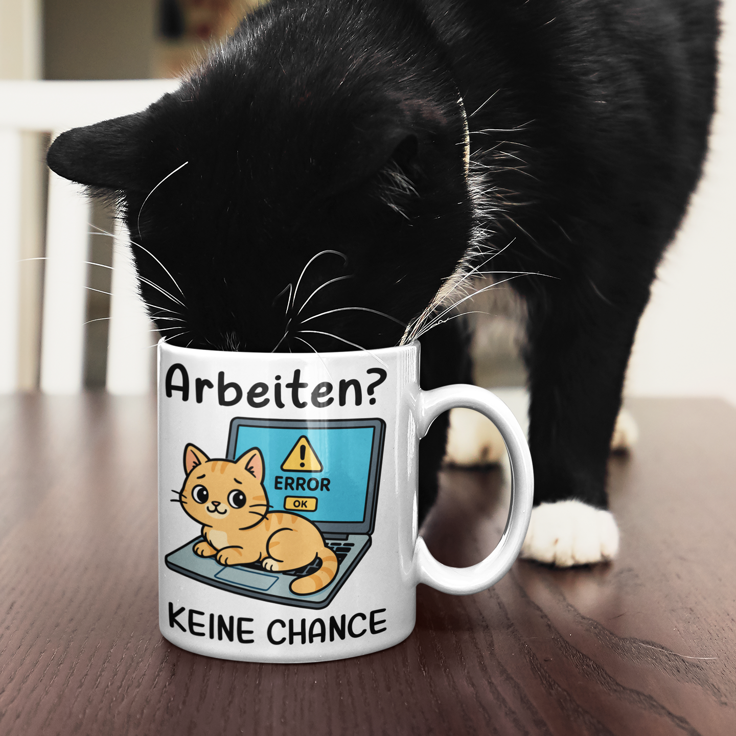Tasse Arbeiten? Keine Chance - Katze sitzt auf Laptop