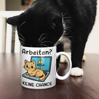 Tasse Arbeiten? Keine Chance - Katze sitzt auf Laptop