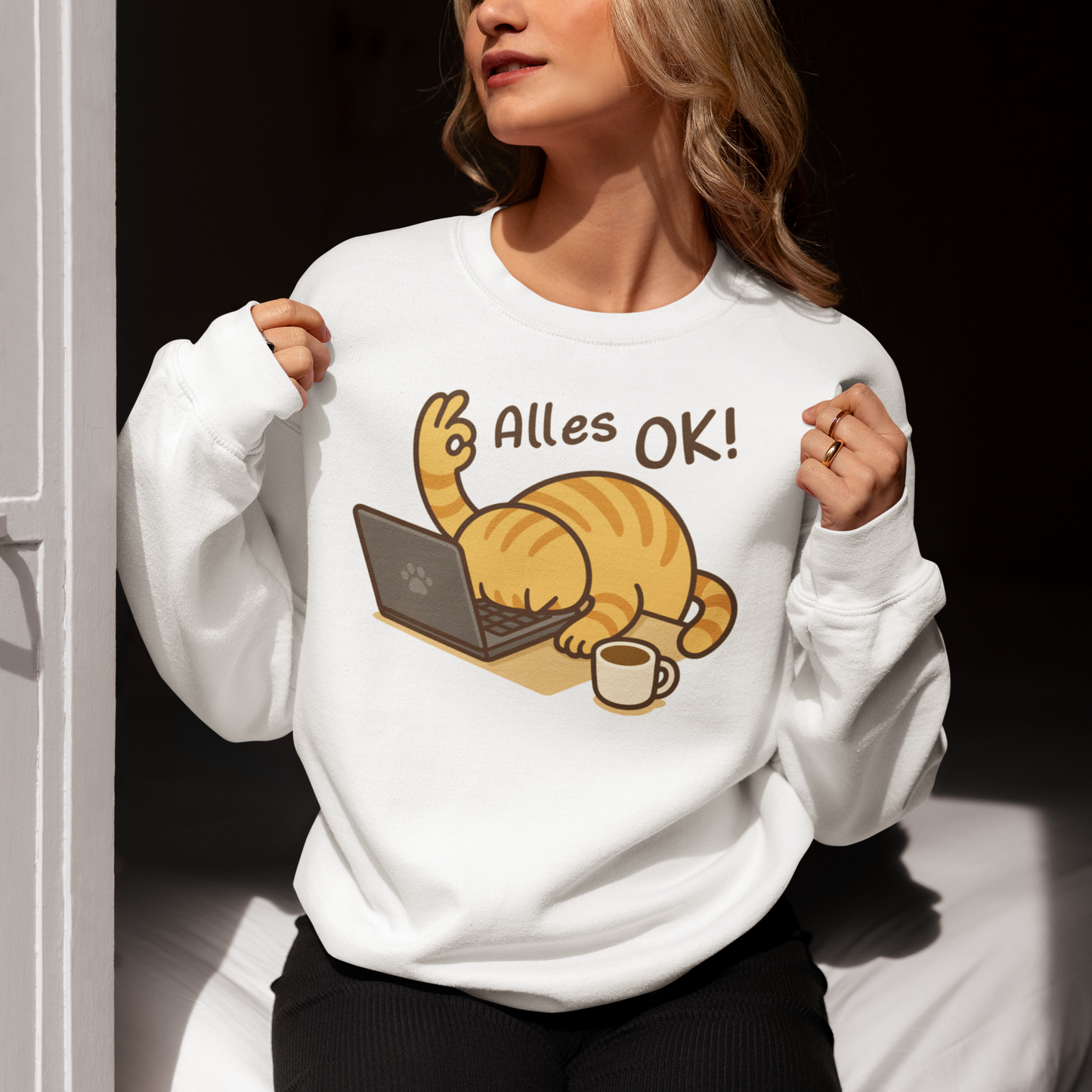 Damen Sweatshirt - Alles OK Katze – Lustiges Katzenmotiv am Laptop