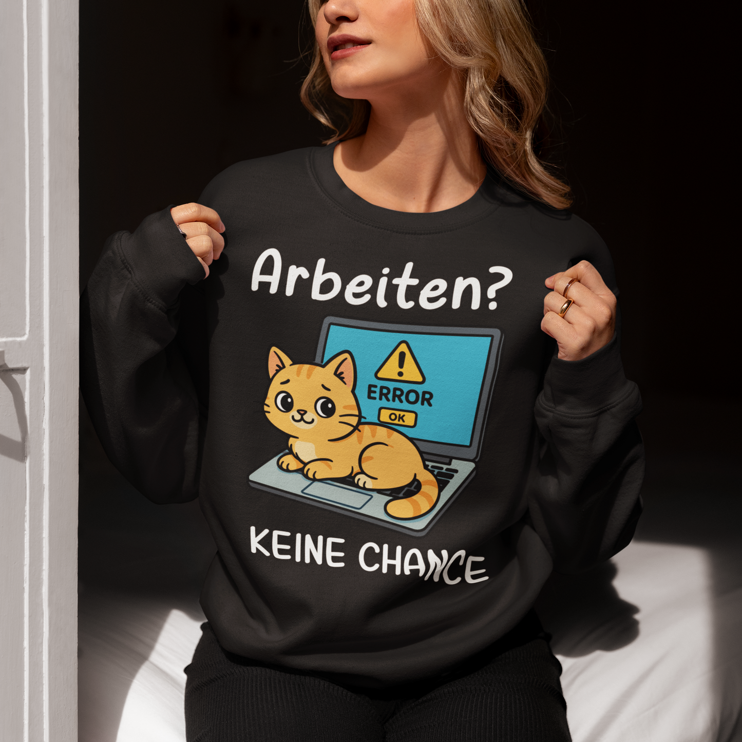 Damen Sweatshirt Arbeiten? Keine Chance - Katze sitzt auf Laptop