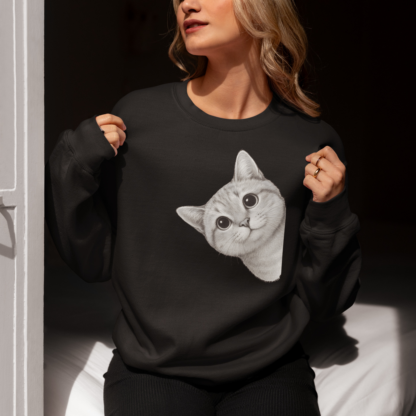 Damen Sweatshirt - Sneaky Cat – Neugierige Katze schaut um die Ecke