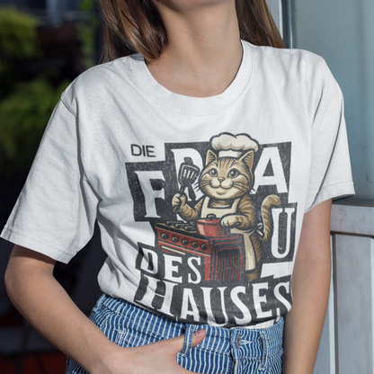 Damen T-Shirt Die Frau des Hauses - Katze am Kochen