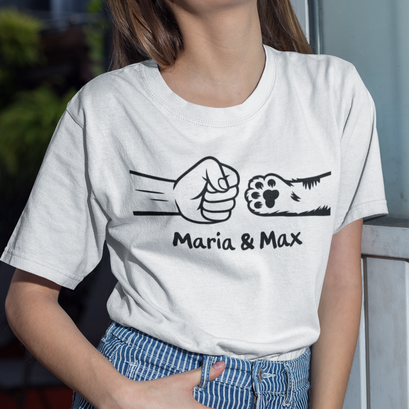 Damen T-Shirt Personalisiert - Frau und Katze Fistpump mit Namen